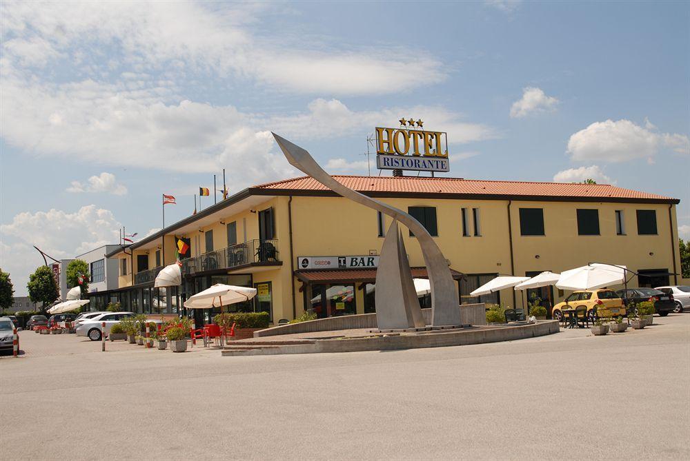 Hotel Gran Delta Di Alba-Invest Srl Rosolina Bagian luar foto