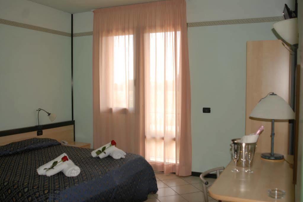 Hotel Gran Delta Di Alba-Invest Srl Rosolina Bagian luar foto